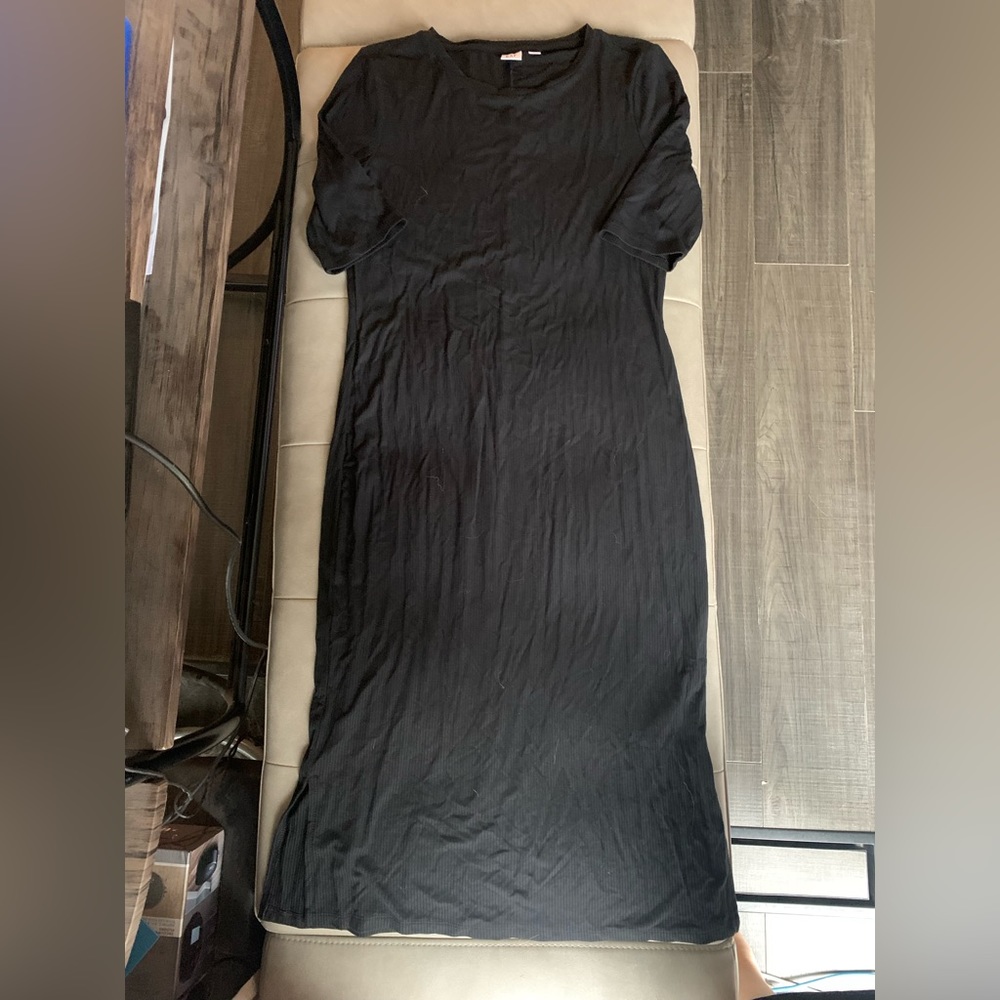 Women’s Black Medium Gap Ribbed T-Shirt Dress with Slits on Bottom